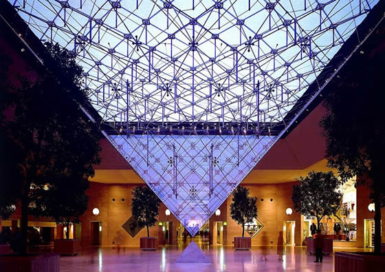 File:Paris - The Musee Du Louvre main hall by night - 2884.jpg - Wikipedia