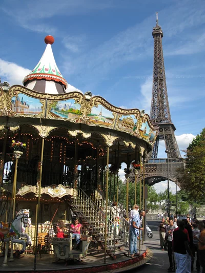 Carousel near Eiffel Tower | Photo by: Karim Rezk - Flickr Carousel near Eiffel Tower