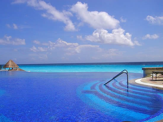 Infinity Pool Le Meridien Cancun Resort