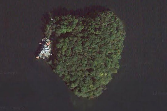 Heart-shaped Petre Island - Mahopac Lake - USA