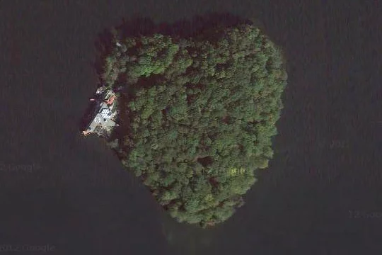 Heart-shaped Petre Island - Mahopac Lake - USA Heart-shaped Petre Island - Mahopac Lake - USA
